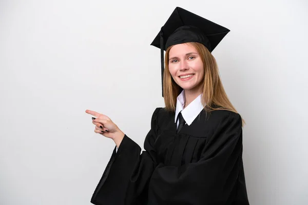 年轻的大学毕业生 英国妇女 被白色背景隔离 手指指向旁边 — 图库照片
