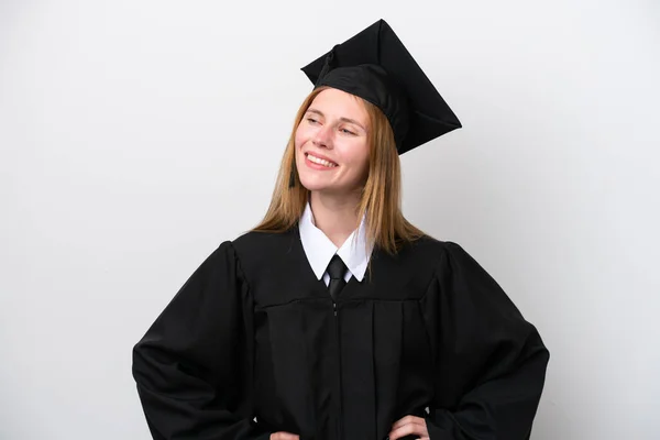 年轻的大学毕业生 英国女性 背靠白人背景 双手叉腰 面带微笑 — 图库照片