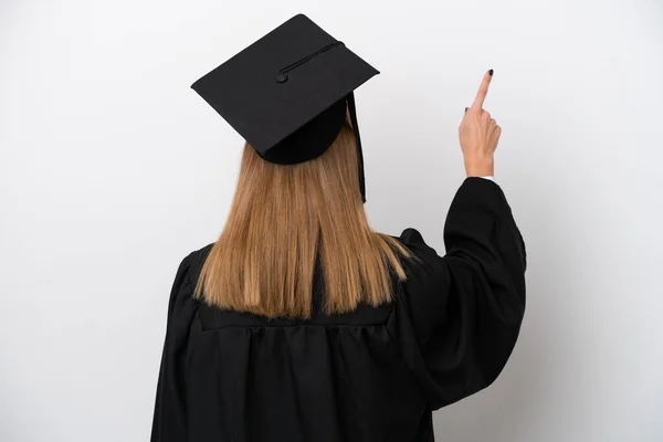 Νεαρή Απόφοιτος Πανεπιστημίου Αγγλίδα Γυναίκα Απομονωμένη Λευκό Φόντο Δείχνοντας Πίσω — Φωτογραφία Αρχείου