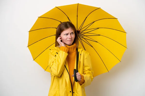 바탕에 무지개 코트와 우산을 여자가 실망하여 — 스톡 사진