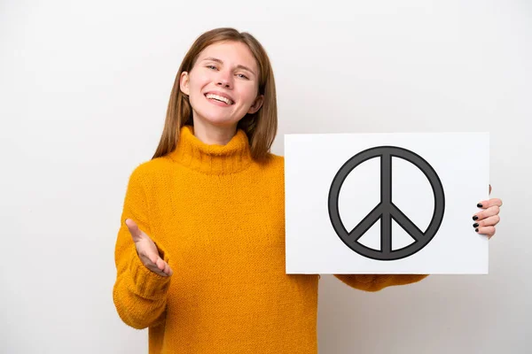 Młoda Angielka Odizolowana Białym Tle Tabliczką Symbolem Pokoju Zawierającą Umowę — Zdjęcie stockowe