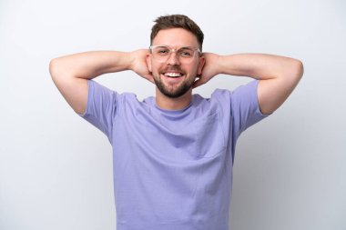 Beyaz arka planda izole edilmiş genç beyaz adam gülüyor.