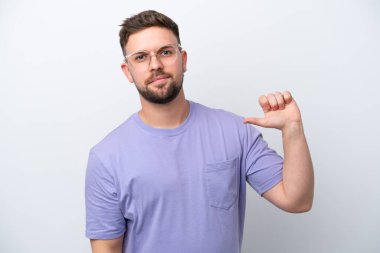 Beyaz arka planda soyutlanmış, gururlu ve kendini beğenmiş beyaz bir adam.