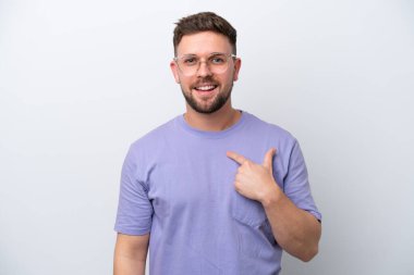 Beyaz arka planda yalıtılmış beyaz yüzlü genç beyaz bir adam.