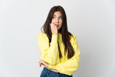 Beyaz arka planda izole edilmiş Brezilyalı genç bir kız biraz gergin.