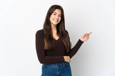 Genç Brezilyalı kız beyaz arka planda izole edilmiş.