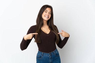 Genç Brezilyalı kız beyaz arka planda soyutlanmış gururlu ve kendinden memnun