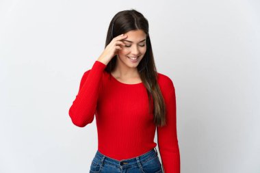 Genç Brezilyalı tele pazarlamacı kız izole bir geçmişle gülüyor.