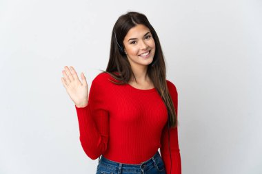 Genç Brezilyalı tele pazarlamacı kız izole edilmiş, mutlu bir yüz ifadesiyle selamlıyor.