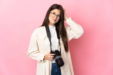 Pembe arka planda izole edilmiş Brezilyalı genç bir kızın şüpheleri var.