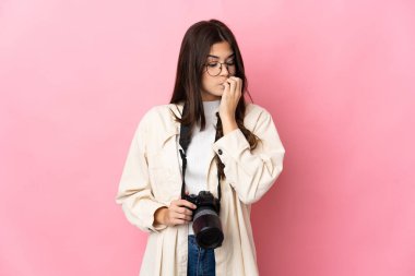 Pembe arka planda izole edilmiş Brezilyalı genç bir kızın şüpheleri var.