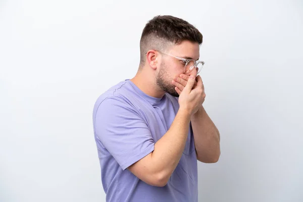 Young Caucasian Man Isolated White Background Covering Mouth Looking Side — Stock Photo, Image