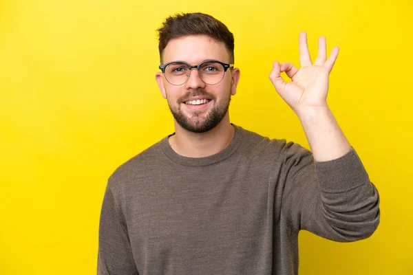 Jonge Blanke Man Geïsoleerd Gele Achtergrond Met Bril Doen Teken — Stockfoto