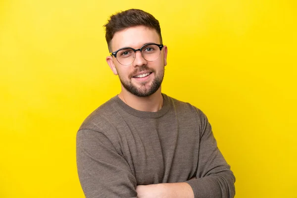 Jovem Caucasiano Isolado Fundo Amarelo Com Óculos Com Expressão Feliz — Fotografia de Stock