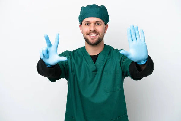 Χειρούργος Πράσινη Στολή Απομονώνεται Λευκό Φόντο Καταμέτρηση Οκτώ Δάχτυλα — Φωτογραφία Αρχείου