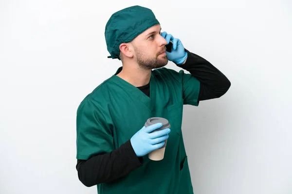 Chirurg Grüner Uniform Isoliert Auf Weißem Hintergrund Mit Kaffee Zum — Stockfoto