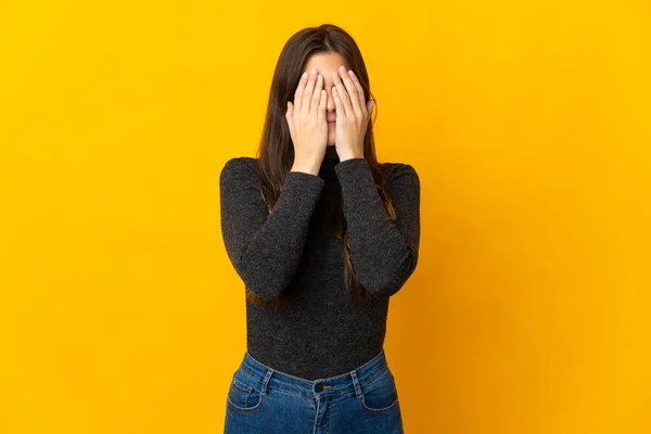 Adolescente Brésilienne Isolée Sur Fond Jaune Couvrant Les Yeux Par — Photo