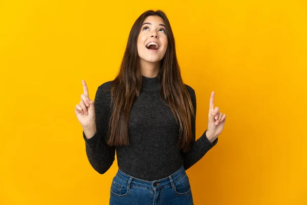 Adolescente Menina Brasileira Isolada Fundo Amarelo Surpreso Apontando Para Cima — Fotografia de Stock