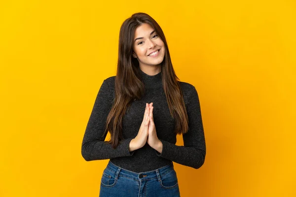 Menina Brasileira Adolescente Isolada Fundo Amarelo Mantém Palma Mão Unida — Fotografia de Stock