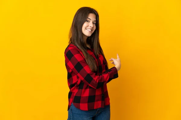 Teenager Brasilianisches Mädchen Isoliert Auf Gelbem Hintergrund Zeigt Zurück — Stockfoto