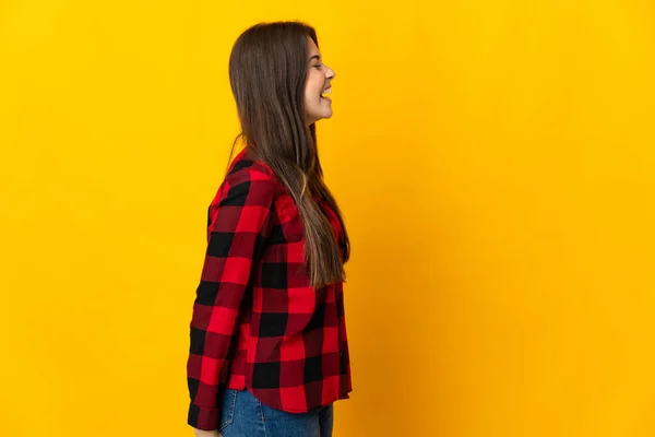 Teenager Brasilianisches Mädchen Isoliert Auf Gelbem Hintergrund Lacht Seitlicher Position — Stockfoto