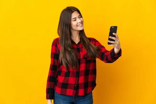 Adolescente Brasileña Chica Aislada Sobre Fondo Amarillo Haciendo Una Selfie —  Fotos de Stock
