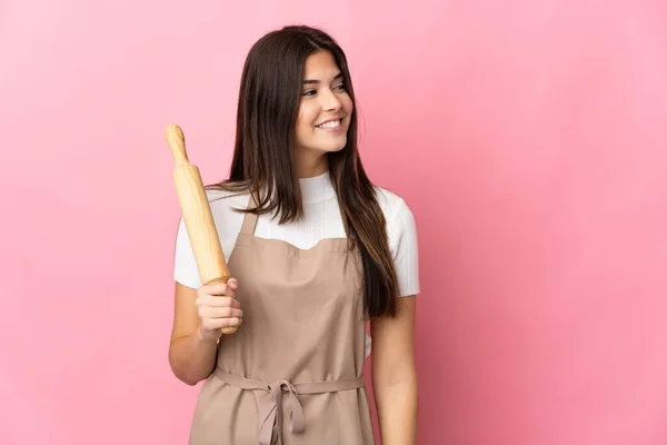 Adolescente Brésilienne Tenant Rouleau Pâtisserie Isolé Sur Fond Rose Regardant — Photo