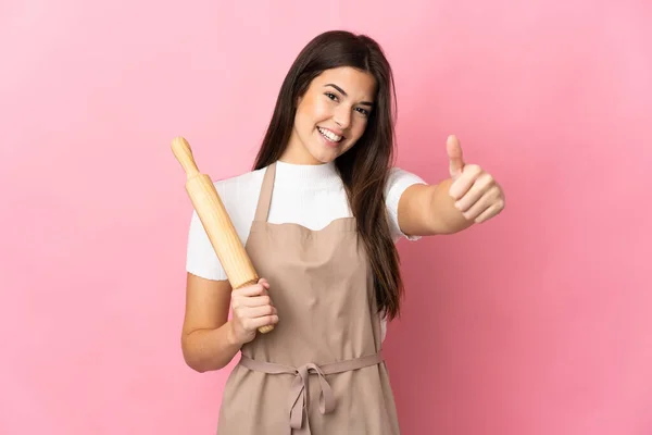 Adolescente Brésilienne Tenant Rouleau Pâtisserie Isolé Sur Fond Rose Avec — Photo