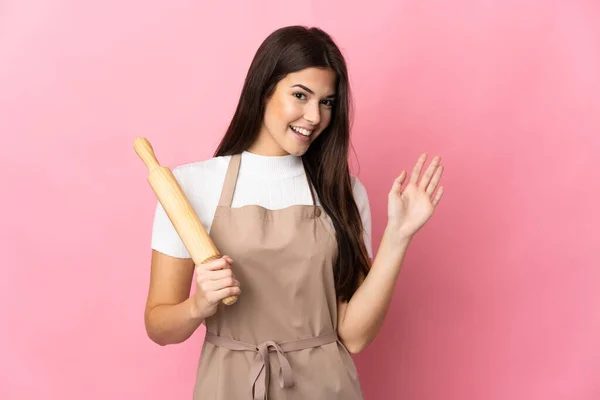 Adolescente Menina Brasileira Segurando Rolo Pino Isolado Fundo Rosa Saudando — Fotografia de Stock