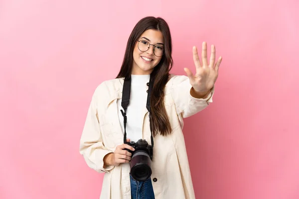 Jeune Photographe Fille Brésilienne Isolée Sur Fond Rose Comptant Cinq — Photo