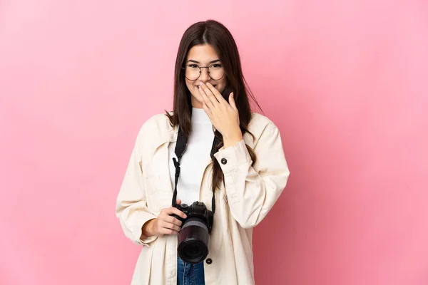 Молода Фотограф Бразильська Дівчинка Ізольована Рожевому Фоні Щаслива Посміхається Прикриваючи — стокове фото