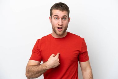 Beyaz arka planda izole edilmiş genç beyaz adam kendini işaret ediyor.