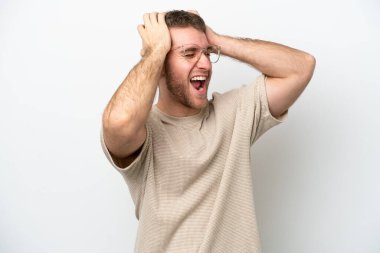 Beyaz arka planda izole edilmiş genç beyaz adam bunalıma girdi.