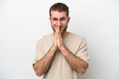 Beyaz arka planda izole genç beyaz adam avuç içlerini bir arada tutuyor. İnsan bir şey ister.