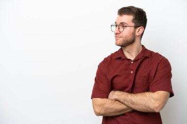 Beyaz arka planda izole genç beyaz adam kollarını çapraz tutmak