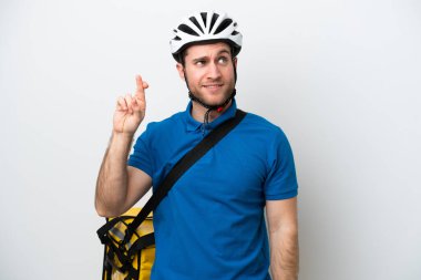 Beyaz arka planda izole edilmiş termal sırt çantalı beyaz tenli genç beyaz adam şans diliyor.