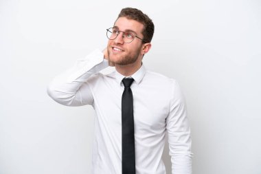 Beyaz arka planda izole edilmiş genç beyaz bir adam bir fikir düşünüyor.