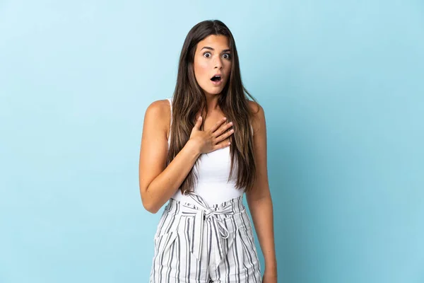 Young Brazilian Woman Isolated Blue Background Surprised Shocked While Looking — Stock Photo, Image