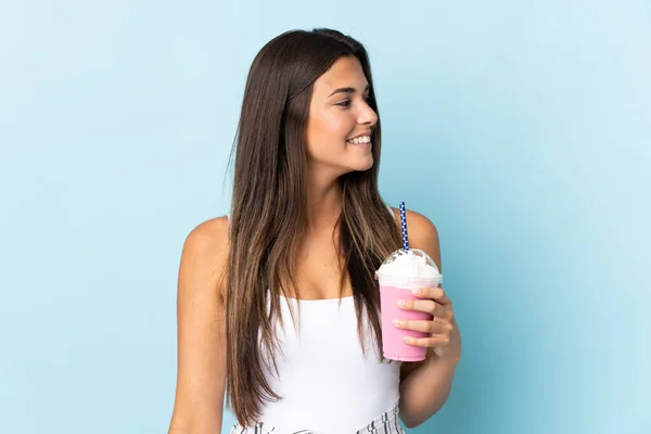 Mujer Brasileña Joven Con Batido Fresa Aislado Sobre Fondo Azul —  Fotos de Stock