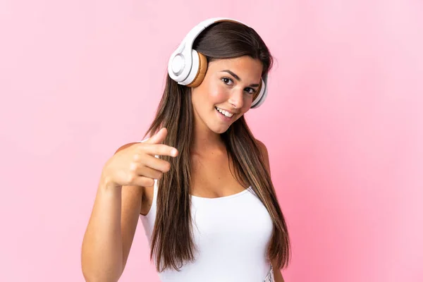 Jeune Fille Brésilienne Isolée Sur Fond Rose Écoutant Musique — Photo