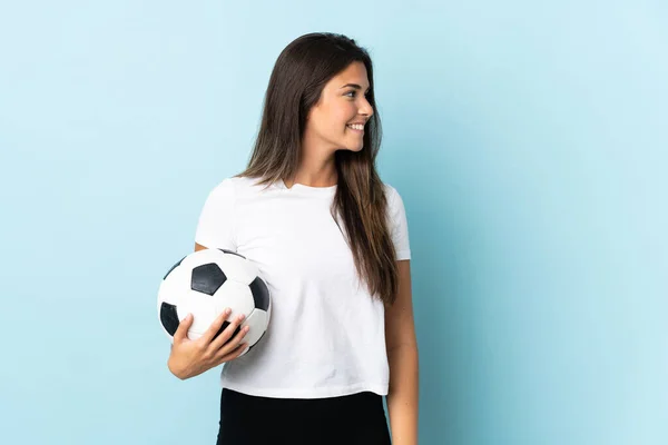Młody Piłkarz Brazylijski Dziewczyna Izolowane Niebieskim Tle Patrząc Stronie — Zdjęcie stockowe