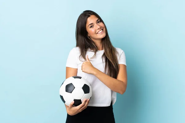 Joven Futbolista Brasileño Chica Aislada Sobre Fondo Azul Dando Gesto — Foto de Stock