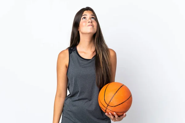 若いですブラジル人女性プレーバスケットボール隔離された白い背景と検索アップ — ストック写真