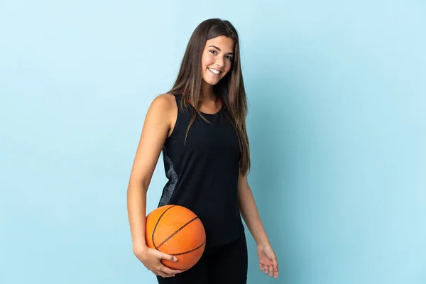 Mladý Brazilský Dívka Izolovaný Modrém Pozadí Hrát Basketbal — Stock fotografie