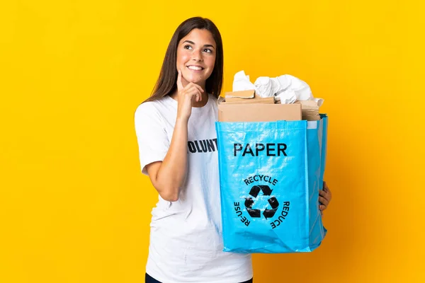 Junge Brasilianerin Hält Eine Recyclingtüte Voller Papier Zum Recyceln Isoliert — Stockfoto