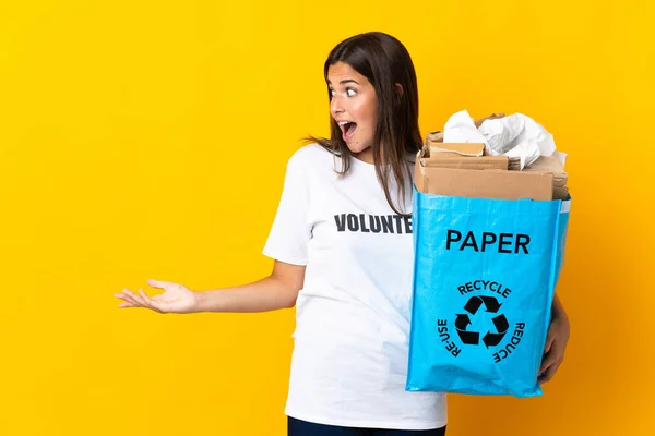 Junge Brasilianerin Hält Eine Recyclingtüte Voller Papier Zum Recyceln Isoliert — Stockfoto