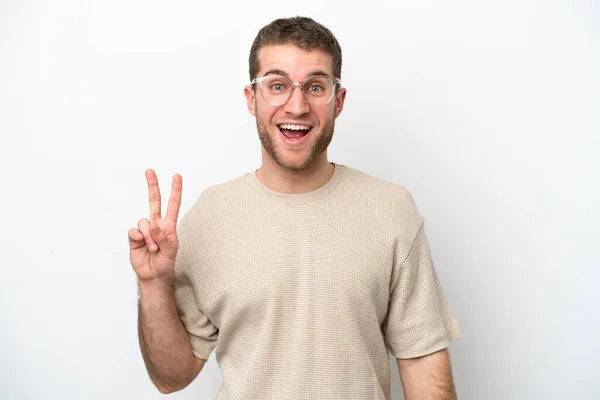 Młody Biały Mężczyzna Odizolowany Białym Tle Uśmiechając Się Pokazując Znak — Zdjęcie stockowe