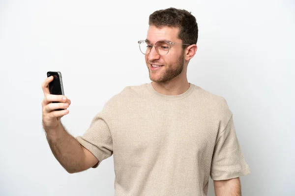 Młody Biały Mężczyzna Odizolowany Biały Tło Robi Selfie — Zdjęcie stockowe