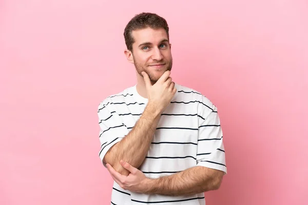 Joven Caucásico Aislado Sobre Fondo Rosa Pensando Una Idea Mientras —  Fotos de Stock