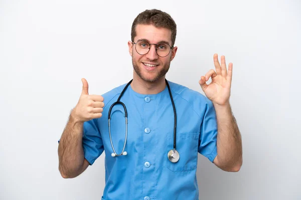 年轻的外科医生 高加索男子 背景为白色 体态可控 体态可控 — 图库照片